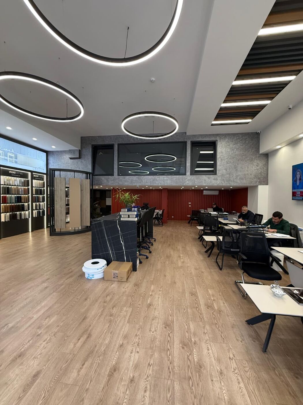 Showroomumuz: plaka numuneleri ve ofislerimiz